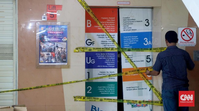 Anies hampir masuk ke dalam lift yang jatuh di Blok M Square, Jakarta Selatan. Lift yang penuh membuat Anies memilih menggunakan eskalator. 