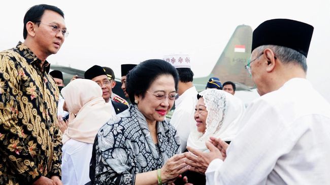Menurut Hasto, Megawati memiliki kewenangan untuk memilih sosok cagub PDIP di Pilgub DKI Jakarta 2024 mendatang, termasuk Ahok.
