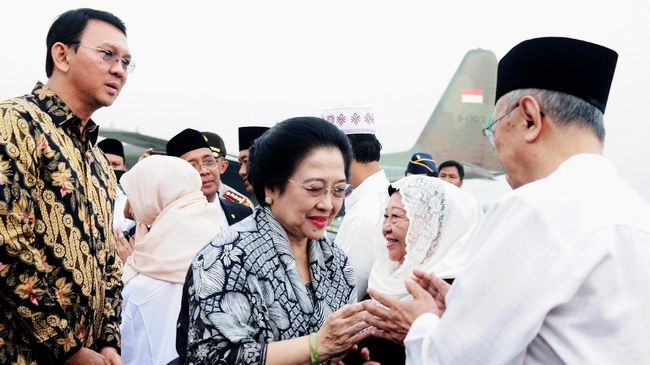 Hasto Ungkap Kans Ahok Didukung Megawati Maju di Pilgub DKI 2024 Menurut Hasto, Megawati memiliki kewenangan untuk memilih sosok cagub PDIP di Pilgub DKI Jakarta 2024 mendatang, termasuk Ahok.