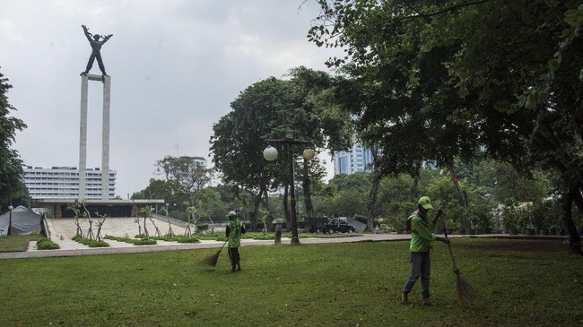 Revitalisasi Lapangan Banteng menyedot anggaran Rp60 miliar yang berasal dari dana CSR PT Rekso Nasional Food dan kompensasi koefisien lantai bangunan.