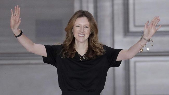 Clare Waight Keller, desainer Inggris rumah mode Prancis Givenchy dan juga perancang gaun pengantin Meghan Markle mengundurkan diri dari posisinya di Givenchy.