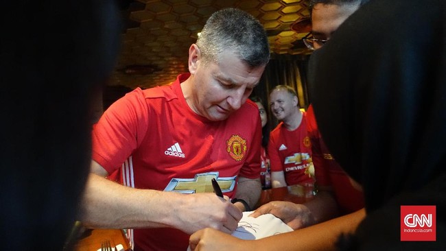Meski Manchester United sempat terseok-seok dan tak kunjung tembus empat besar, Denis Irwin meyakini Jose Mourinho akan sukses di Old Trafford.