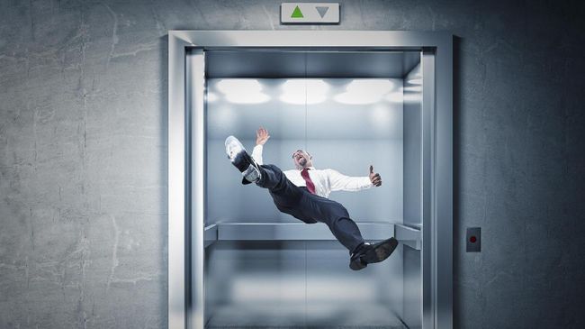 Selain berusaha tetap tenang dan tidak panik, ada beberapa cara yang bisa dilakukan agar bertahan hidup dan keluar dengan selamat saat terjebak di lift.
