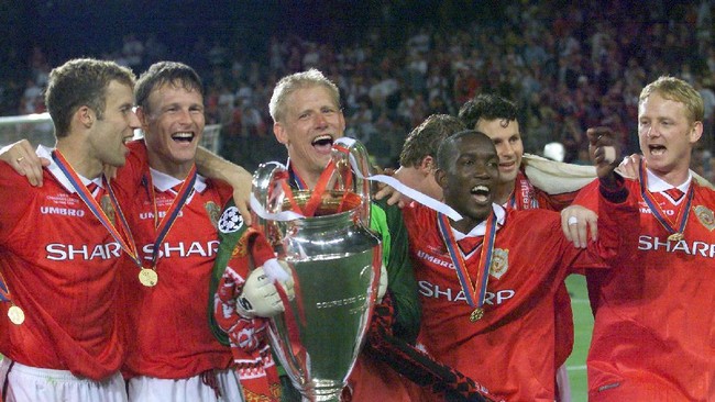 players of Manchester United jubilate with the trophee after winning the final of the soccer Champions League against Bayern Munich, 26 May 1999 at the Camp Nou Stadium in Barcelona. Manchester United won 2-1.
(ELECTRONIC IMAGE) / AFP PHOTO / ERIC CABANIS