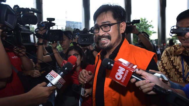 Choel dituntut lima tahun penjara karena terlibat korupsi Rp4 miliar dan US$550 ribu. Choel menilai tuntutan itu terlalu tinggi.