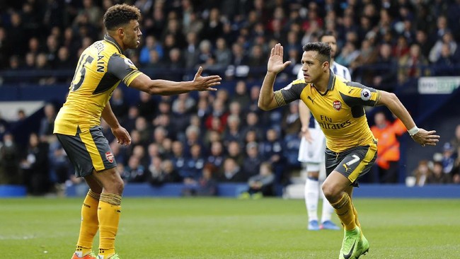 Alex Oxlade-Chamberlain diklaim sudah sepakat hijrah ke Chelsea sementara Alexis Sanchez berpotensi merapat ke Manchester City.