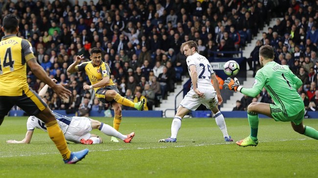 Pertandingan babak pertama berlangsung menarik. Arsenal sempat tertinggal setelah West Brom mencetak gol lewat Craig Dawson menit ke-12.