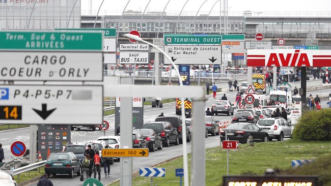Seorang pria di Bandara Orly, Paris, ditembak mati setelah merebut senjata milik aparat.