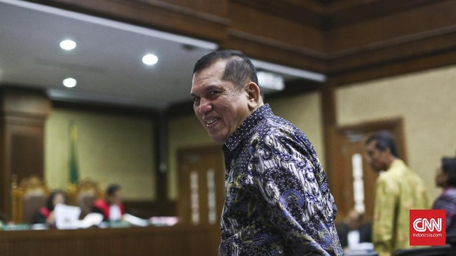 Politikus senior Partai Golkar Chairuman Harahap berharap Setya Novanto bijaksana menyikapi status tersangka korupsi proyek e-KTP untuk menjaga keutuhan partai.