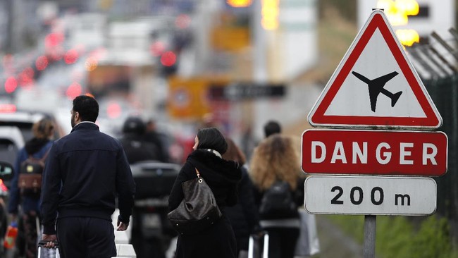 Pria yang ditembak mati setelah merebut senjata aparat di Bandara Orly, Paris, sebelumnya sempat menyerang polisi. Identitasnya sudah diketahui badan intelijen.