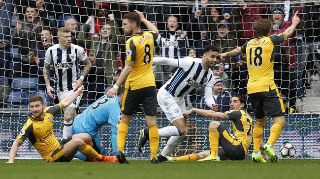 Kekalahan dari West Brom membuat peluang Arsenal untuk menembus posisi empat besar dan bermain di Liga Champions musim depan perlahan menghilang.
