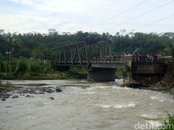 Heboh Rakit Penyeberangan Nyaris Hanyut di Sungai Klawing Purbalingga