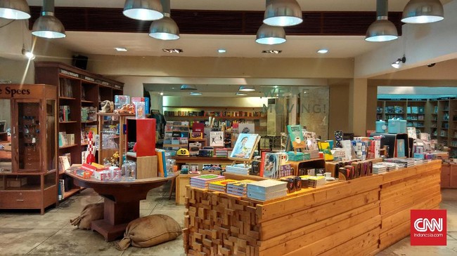Konsumen merespons penutupan toko buku Aksara Indonesia. Sebagian menyesalkan penutupan toko buku yang telah hadir selama 17 tahun tersebut di Jakarta.