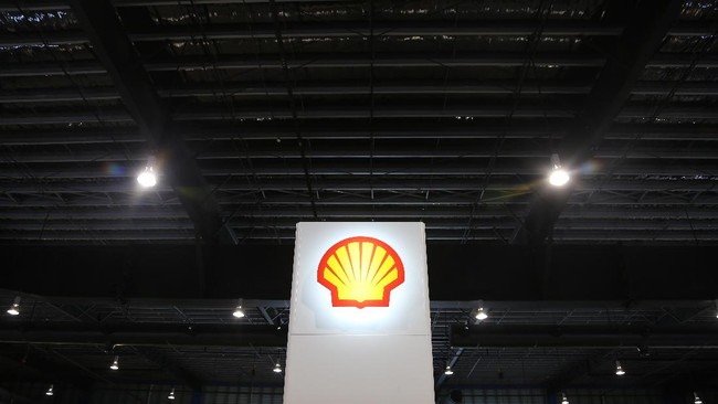 Shell Plc (SHEL.L) dikabarkan akan mengakuisisi pesaingnya BP Plc (BP.L). Namun, mereka masih menunggu penurunan harga minyak dan saham.