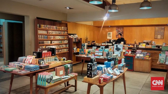 Gerai toko buku Aksara resmi menutup dua jaringannya di Cilandak Townsquare dan Pacific Place. Melalui akun IG-nya, Aksara mengaku hanya menyisakan satu toko.
