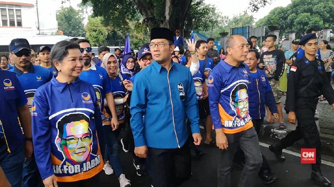 Calon Gubernur Jawa Barat yang diusung oleh Partai NasDem Ridwan Kamil mengaku menyerahkan calon pendampingnya kepada partai pengusung di 2018 nanti.
