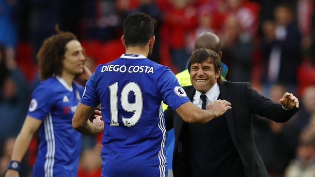 Chelsea kian kokoh di puncak klasemen Liga Primer Inggris setelah mengalahkan Stoke City dengan skor tipis 2-1 di Bet365 Stadium, Sabtu (18/3).
