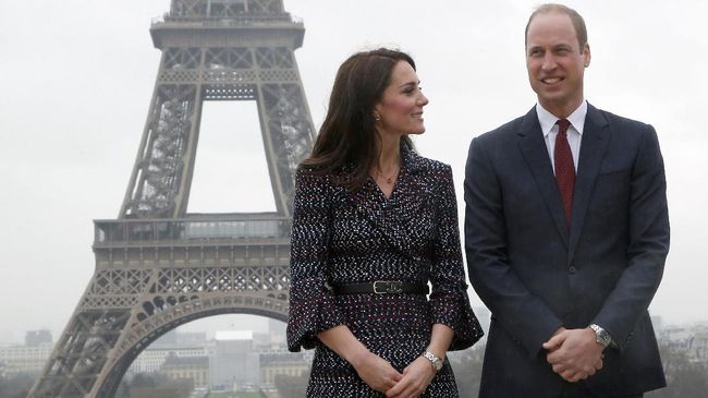 Di hari ke-dua kunjungan, ia melepas gaya Duchess yang melekat di dirinya, dengan menampilkan gaya chic ala Parisian lewat busana dari label Perancis, Chanel.