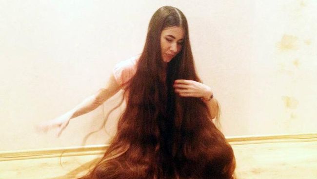 Seorang wanita asal Riga, Latvia mengklaim dirinya sebagai Rapunzel di dunia nyata karena memiliki rambut sepanjang 2,3 meter.