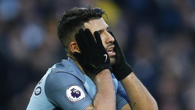 Dokter Timnas Argentina mendiagnosis Sergio Aguero harus absen dari lapangan hijau selama enam pekan setelah mengalami patah tulang rusuk.