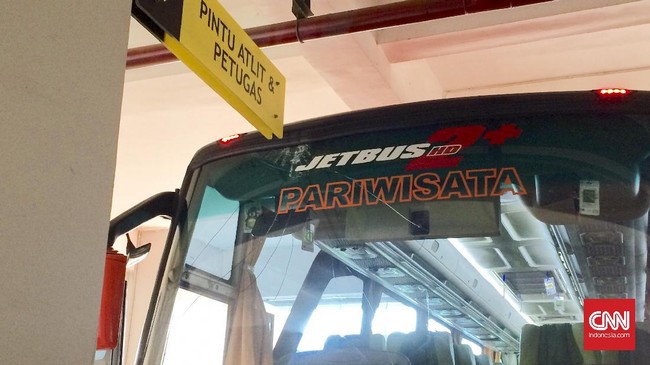 Bus yang mengangkut skuat Timnas Indonesia menabrak papan penunjuk arah pintu atlet dan petugas di Stadion Pakansari, Cibinong, Senin (20/3).