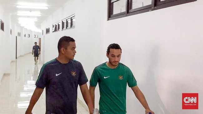 Latihan perdana bersama timnas Indonesia di Stadion Pakansari, Ezra Walian tak berbicara kepada media. Hanya ayahnya yang menjawab pertanyaan wartawan.