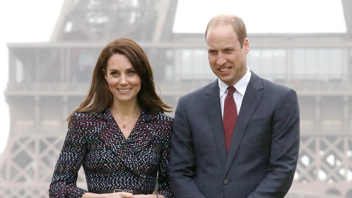 PARIS, FRANCE - MARCH 18:  President of the museum Laurence Des Cars shows Prince William, Duke of Cambridge and Catherine, Duchess of Cambridge around at Musee d'Orsay during an official two-day visit to Paris on March 18, 2017 in Paris, France.  (Photo by Chris Jackson - Pool/Getty Images)