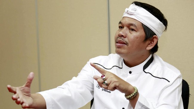 Golkar tidak memenuhi syarat jumlah kursi di parlemen untuk mengusung calon sendiri. Mereka harus berkoalisi dengan partai lain untuk mengusung Dedi.
