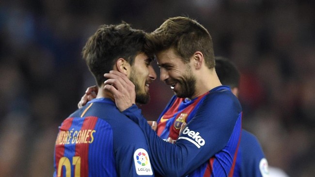 Baik Gerard Pique maupun Luis Enrique meminta para penggemar Barcelona tak lagi mencemooh Andre Gomes. Hal itu dinilai meruntuhkan kepercayaan diri Gomes.