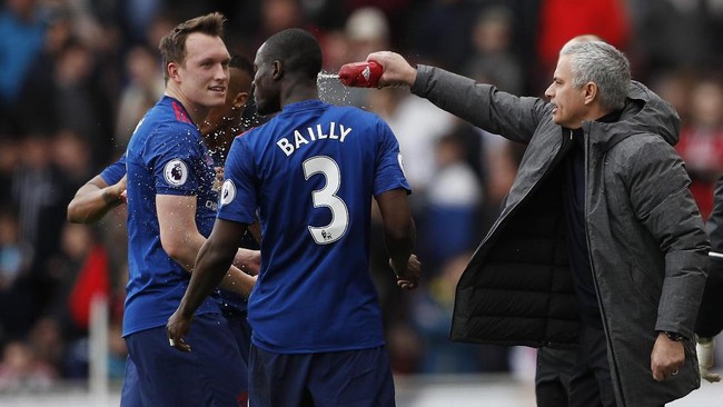 Jose Mourinho memilih untuk bisa memenangkan trofi Liga Europa dibandingkan finis di posisi empat besar Liga Primer Inggris.