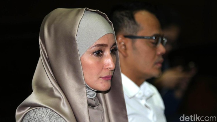 Inneke Koesherawati menemani sang suami Fahmi Darmawansyah saat sidang di Pengadilan Tipikor, Jakarta, Senin (20/3/2017). Fahmi adalah direktur PT Technofo Melati Indonesia yang menjadi terdakwa kasus suap pengdaan monitoring satelitte di Badan Keamanan Laut (Bakama).
