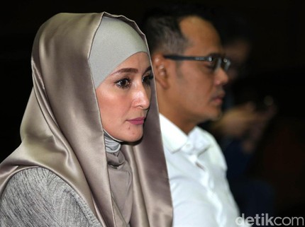 5 Istri Pejabat Tetap Setia Walau Suami Kena Skandal