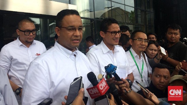 Anies mengatakan, sebelum Ahok menggagas Kartu Jakarta Lansia (KJL), dirinya dan Sandi telah menawarkan program serupa untuk para lanjut usia di Jakarta.