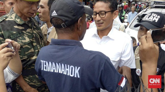Noah, yang mengaku sebagai relawan Teman Ahok, mendatangi dan memeluk Sandiaga Uno saat bertemu di kawasan Kramat, Jakarta Pusat.