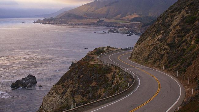 Badai salju mengakibatkan ruas jalan Highway 1 di California rusak parah. Arus lalu lintas terhambat dan mengakibatkan kelesuan industri pariwisata.