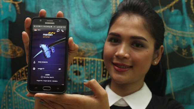 Netizen mengeluhkan transaksi perbankan digital melalui aplikasi Bank Mandiri yang membuat pengguna kesulitan untuk mengakses akun mereka.