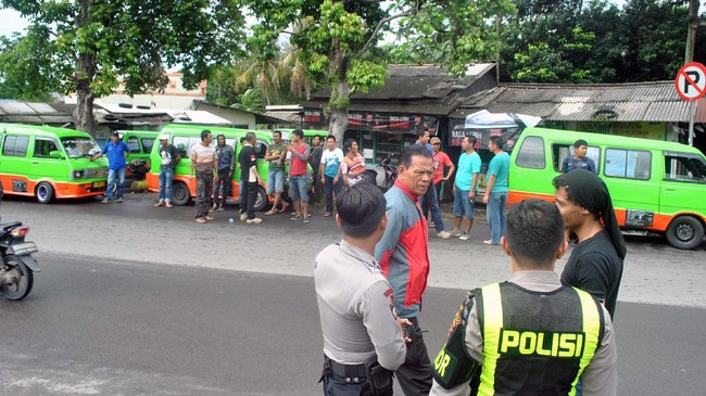 Sopir angkutan kota dan taksi akan menggelar aksi mogok selama empat hari pada 8-11 Mei sebagai bentuk penolakan keberadaan transportasi online di Bandung.