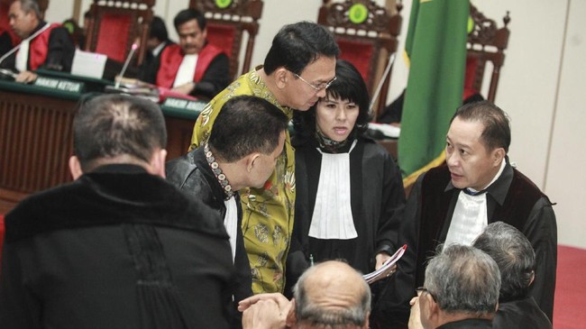Rais Syuriah PBNU Jakarta menyebut Gus Dur pernah menyampaikan tafsir tentang Al-Maidah ayat 51. Ia berkata, umat Islam tak dilarang pilih pemimpin non-Muslim.