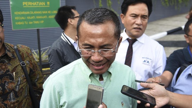 Menteri BUMN era SBY, Dahlan Iskan menduga wacana pergantian operasi Garuda oleh Pelita Air disebabkan oleh masalah bahan bakar dan utang Rp12 triliun.