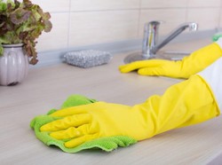 Ampuh! 4 Cara Alami Bersihkan Noda Minyak di Dapur
