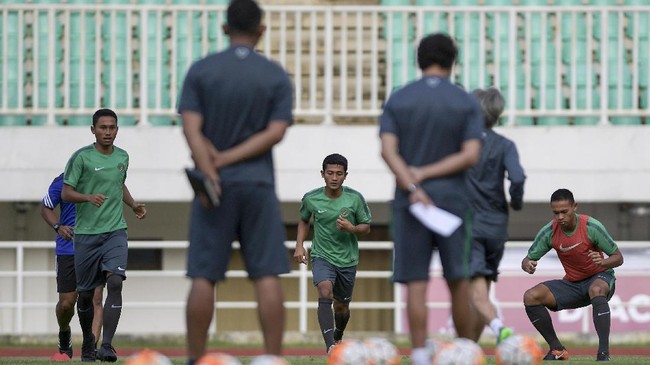 Guyuran hujan dan kekalahan 1-3 dari Myanmar tak menyurutkan langkah para pemain timnas Indonesia U-22 untuk berlatih kembali di Karawaci.