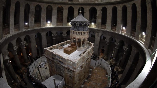 A picture taken at the Church of the Holy Sepulchre in Jerusalemís old city on March 20, 2017, shows the Edicule of the Tomb of Jesus (where his body is believed to have been laid). / AFP PHOTO / Gali TIBBON