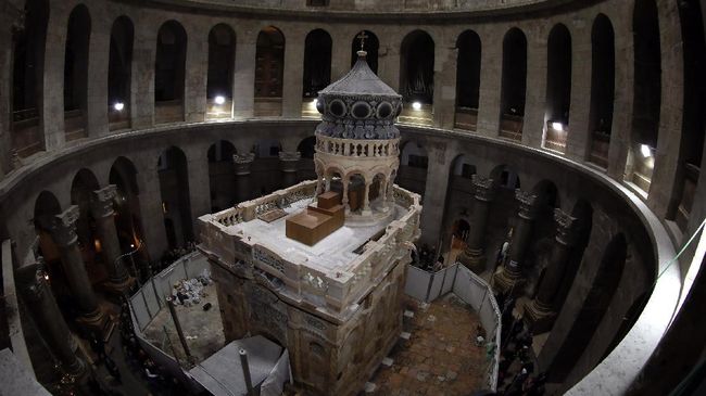 Gereja Makam Kudus A picture taken at the Church of the Holy Sepulchre in Jerusalemís old city on March 20, 2017, shows the Edicule of the Tomb of Jesus (where his body is believed to have been laid). / AFP PHOTO / Gali TIBBON
