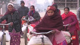 Perempuan Korban Perang Nepal Hidup Mengandalkan Sepeda