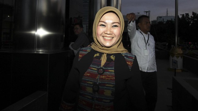 PDIP mengusung petahana Sri Mulyani sebagai bakal calon di Pilkada Kabupaten Klaten berpasangan dengan Ketua DPD Golkar Yoga Hardaya.
