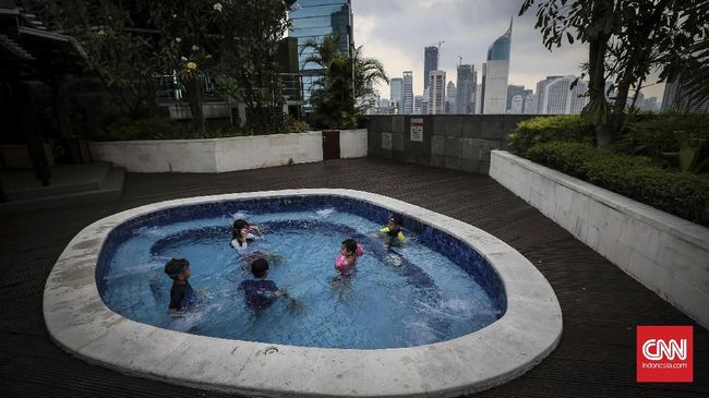 Kolam renang hotel akan digunakan oleh banyak tamu dari berbagai latar belakang. Untuk itu, kamu perlu memperhatikan hal-hal tertentu sebelum menggunakannya.