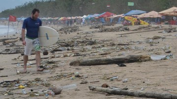 Dinas Lingkungan Hidup dan Kebersihan Kabupaten Badung, Bali, membersihkan total sekitar 50 ton sampah dari Pantai Kuta sejak Kamis (27/10).