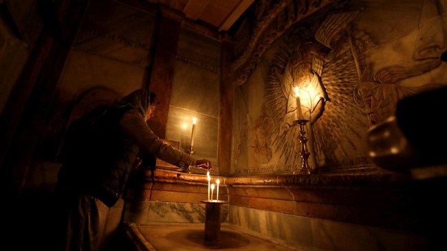 Gereja Makam Yesus di Yerusalem, salah satu situs tersuci umat Kristiani di dunia, kembali dibuka pada Rabu (28/2) setelah tiga hari tutup.