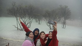 Polisi Tutup Area Swafoto di Kawah Putih Akibat Kebakaran