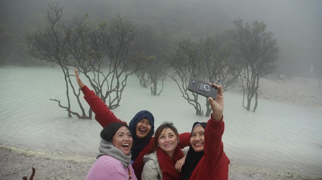 Polisi menutup titik selfie atau swafoto di kawasan wisata Kawah Putih, Ciwidey, Kabupaten Bandung, Jawa Barat akibat kebakaran lahan sejak kemarin.